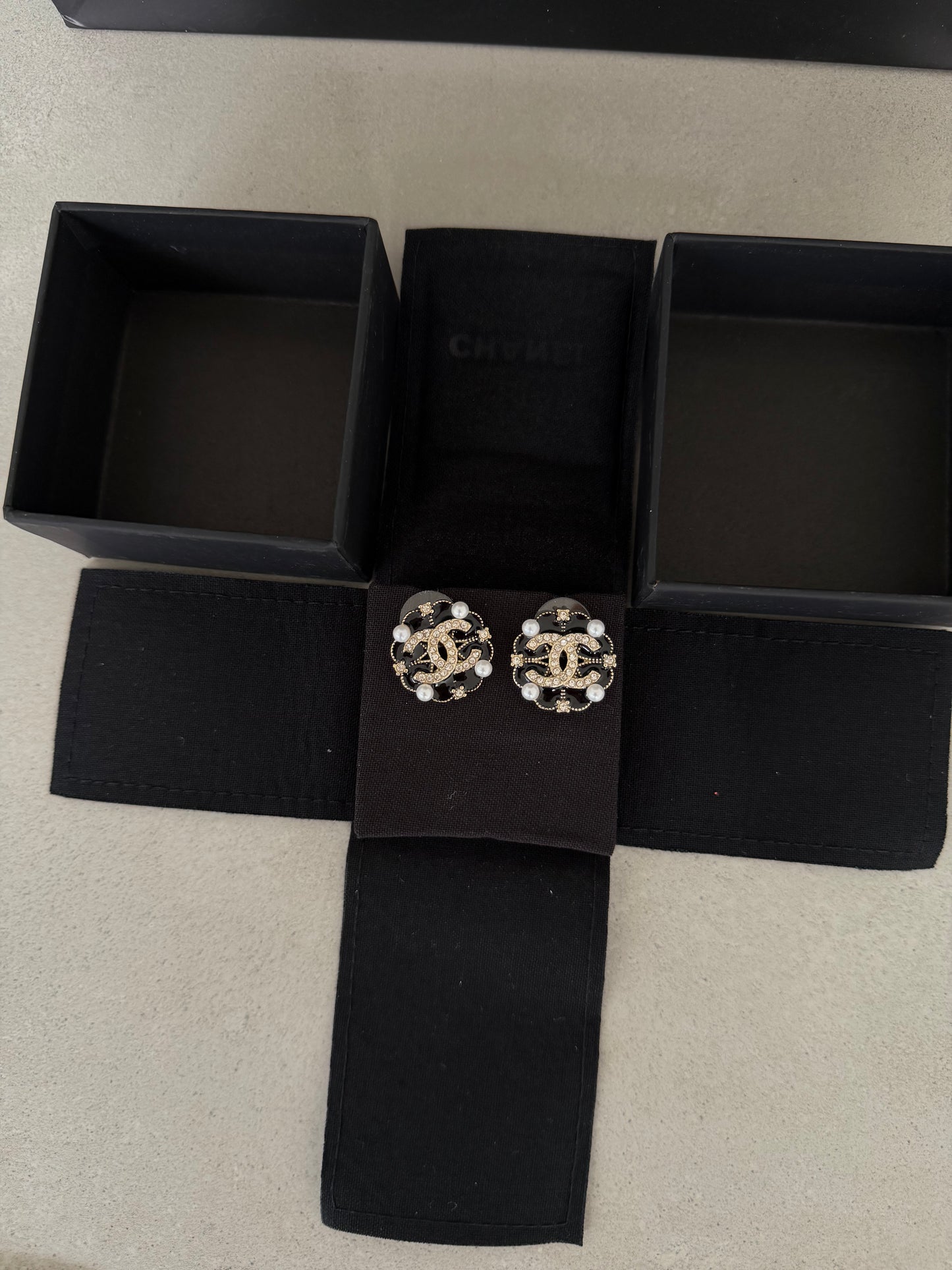 Aretes CC logo perlas y diamantes