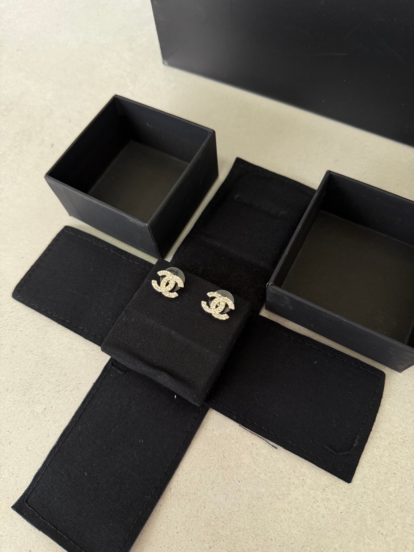 Aretes CC dorado con diamantes