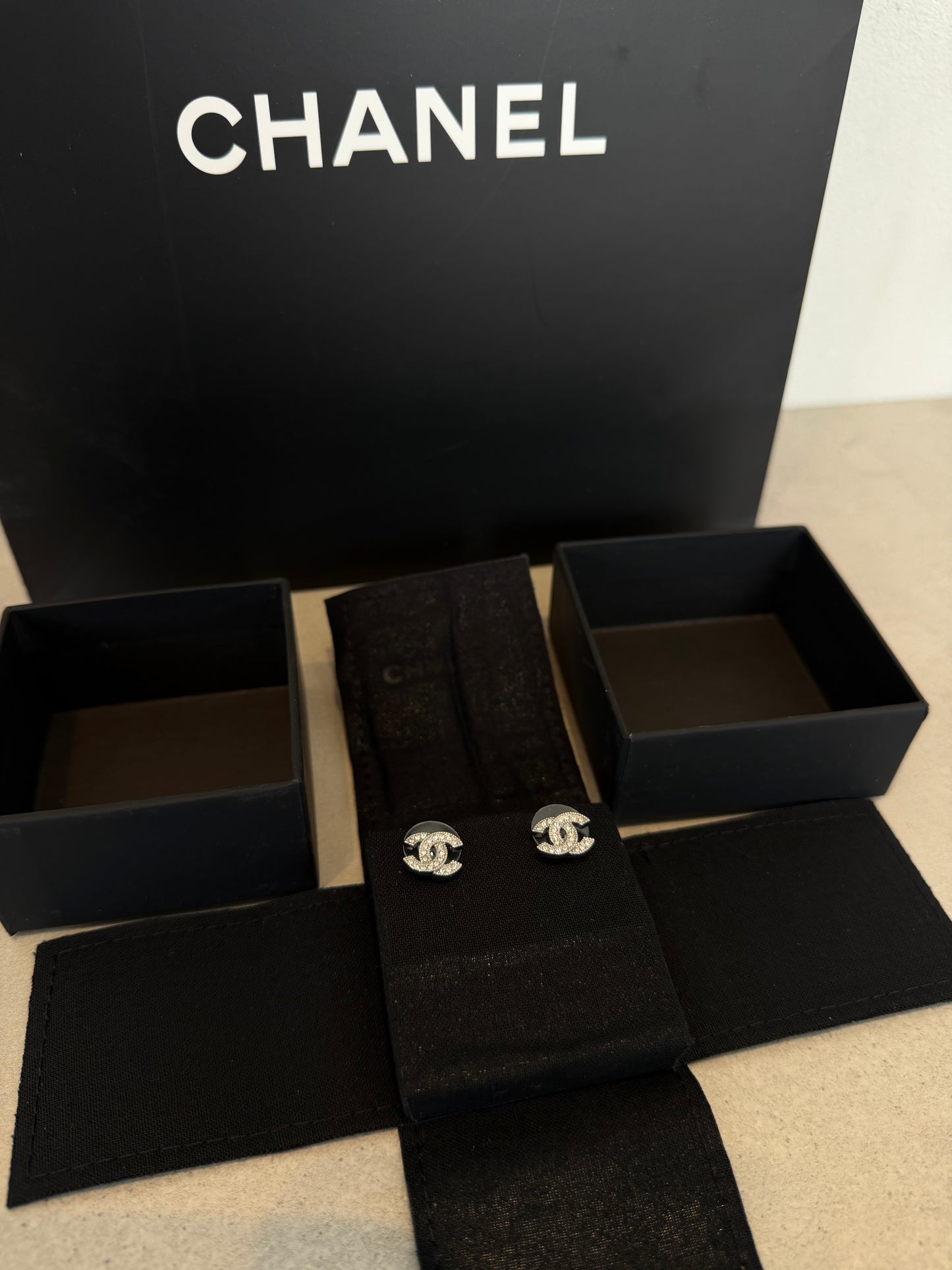 Aretes CC logo plateado