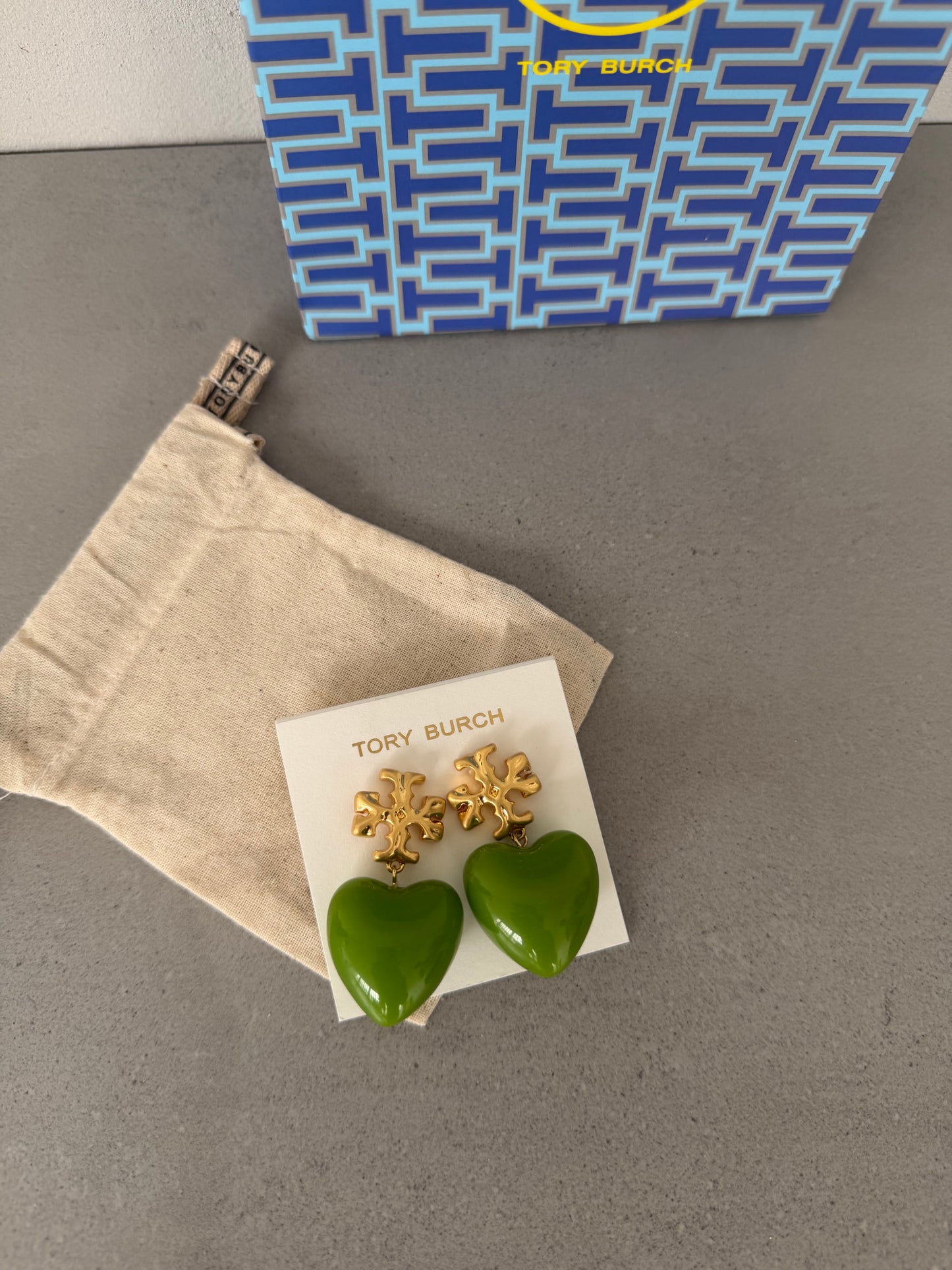 Aretes TB dorados con colgante de corazón verde