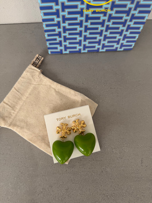 Aretes TB dorados con colgante de corazón verde