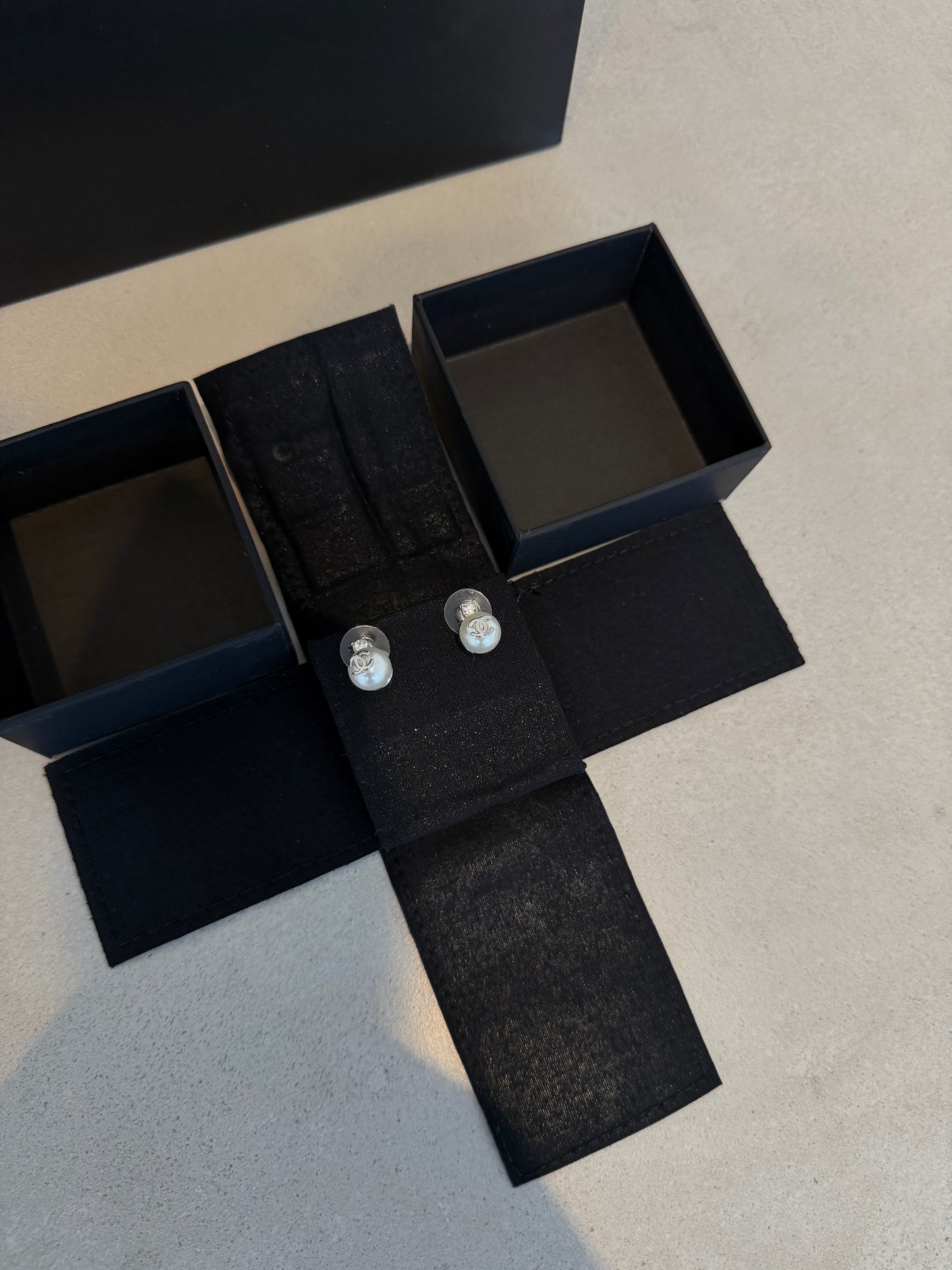 Aretes CC perla con plateada