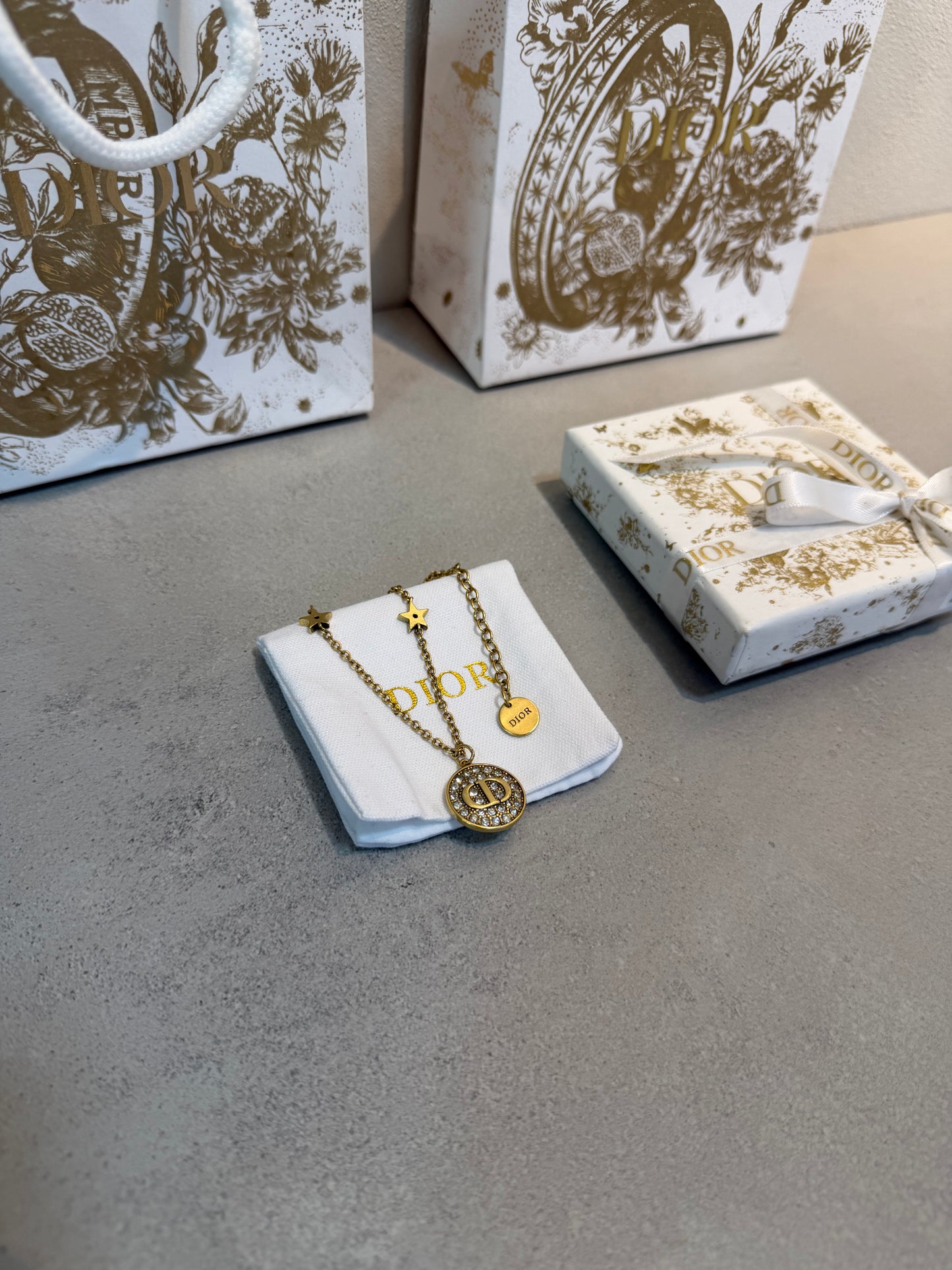 Collar CD dorado con diamantes