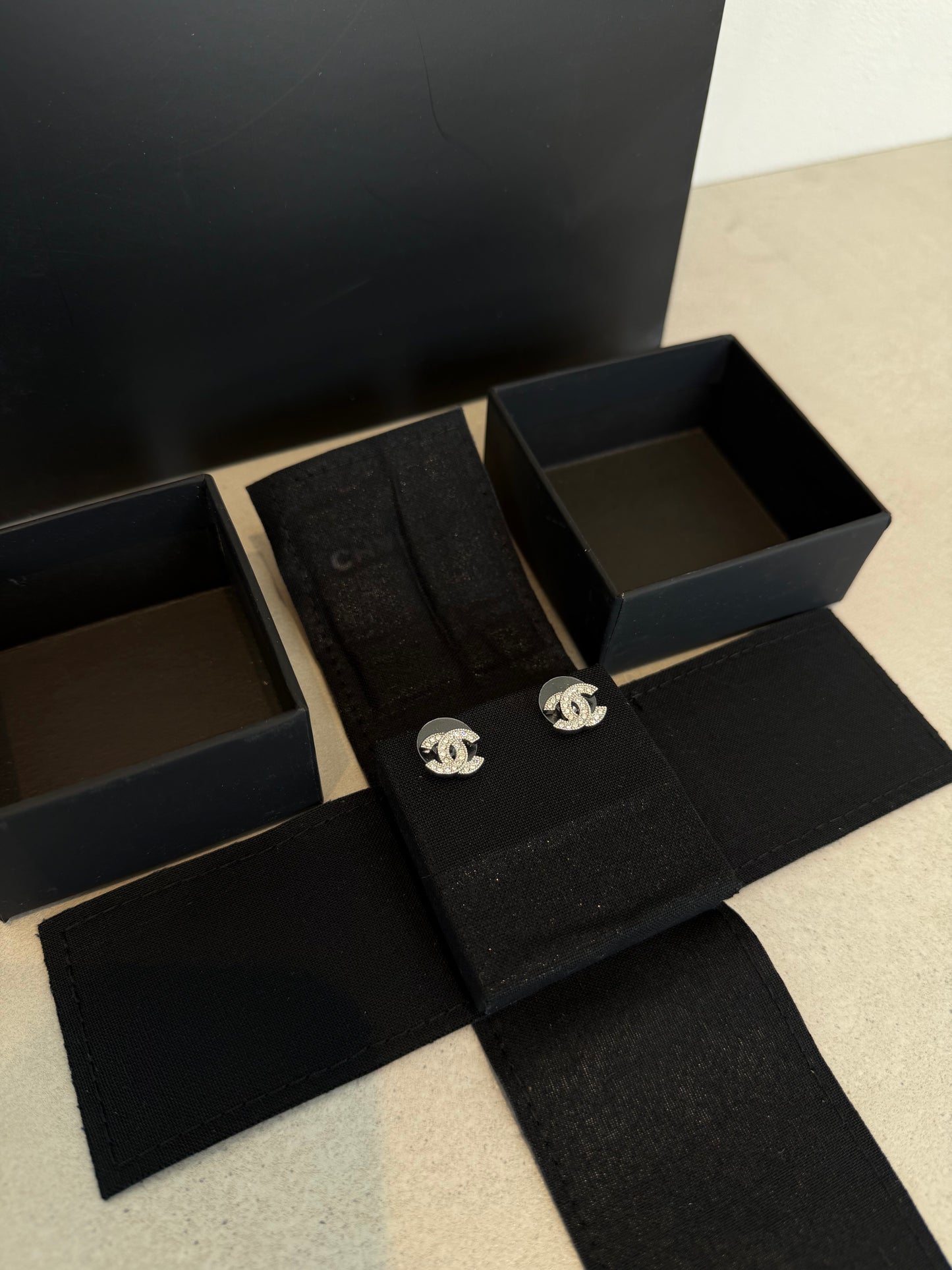 Aretes CC logo plateado