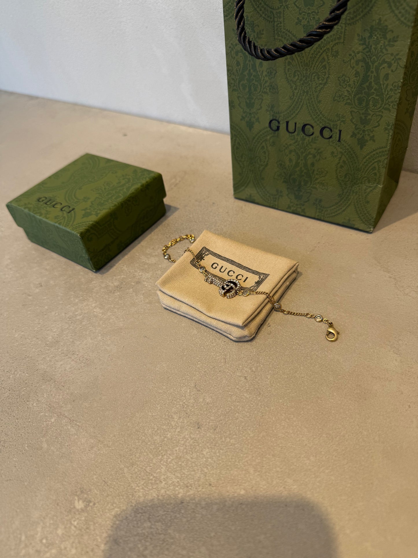 Pulsera GG llave dorada- diamantes blancos