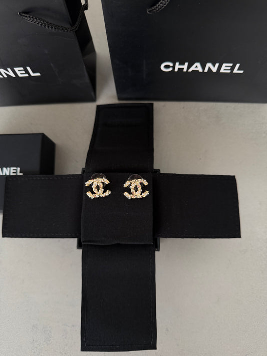 Aretes CC logo dorado