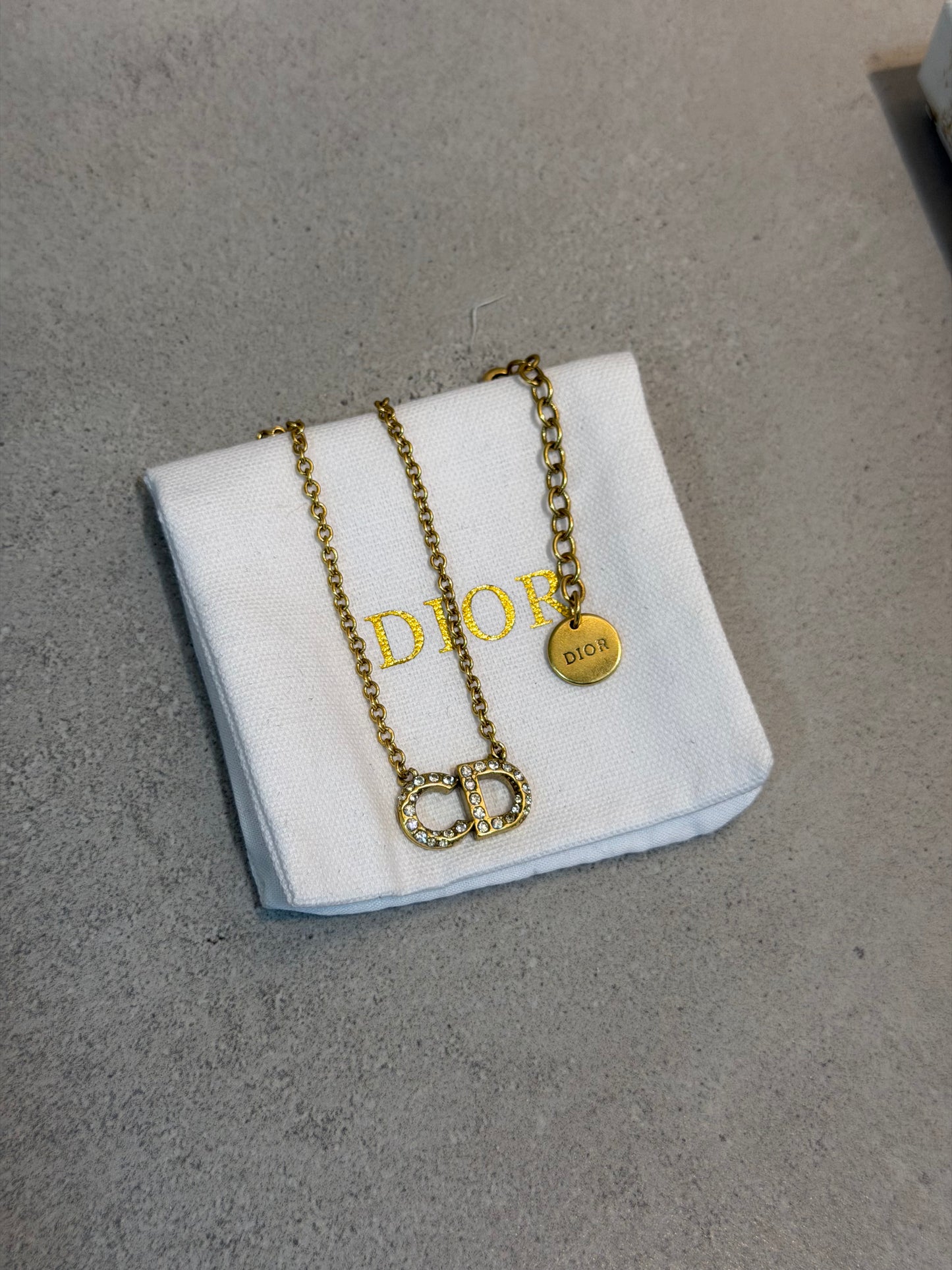 Collar CD logo dorado