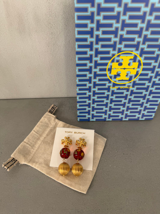 Aretes TB dorados con detalles rojos y colgante esférico