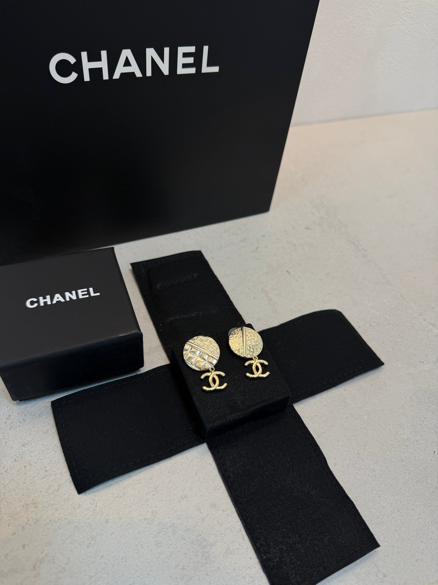 Aretes CC dorados círculo -5113
