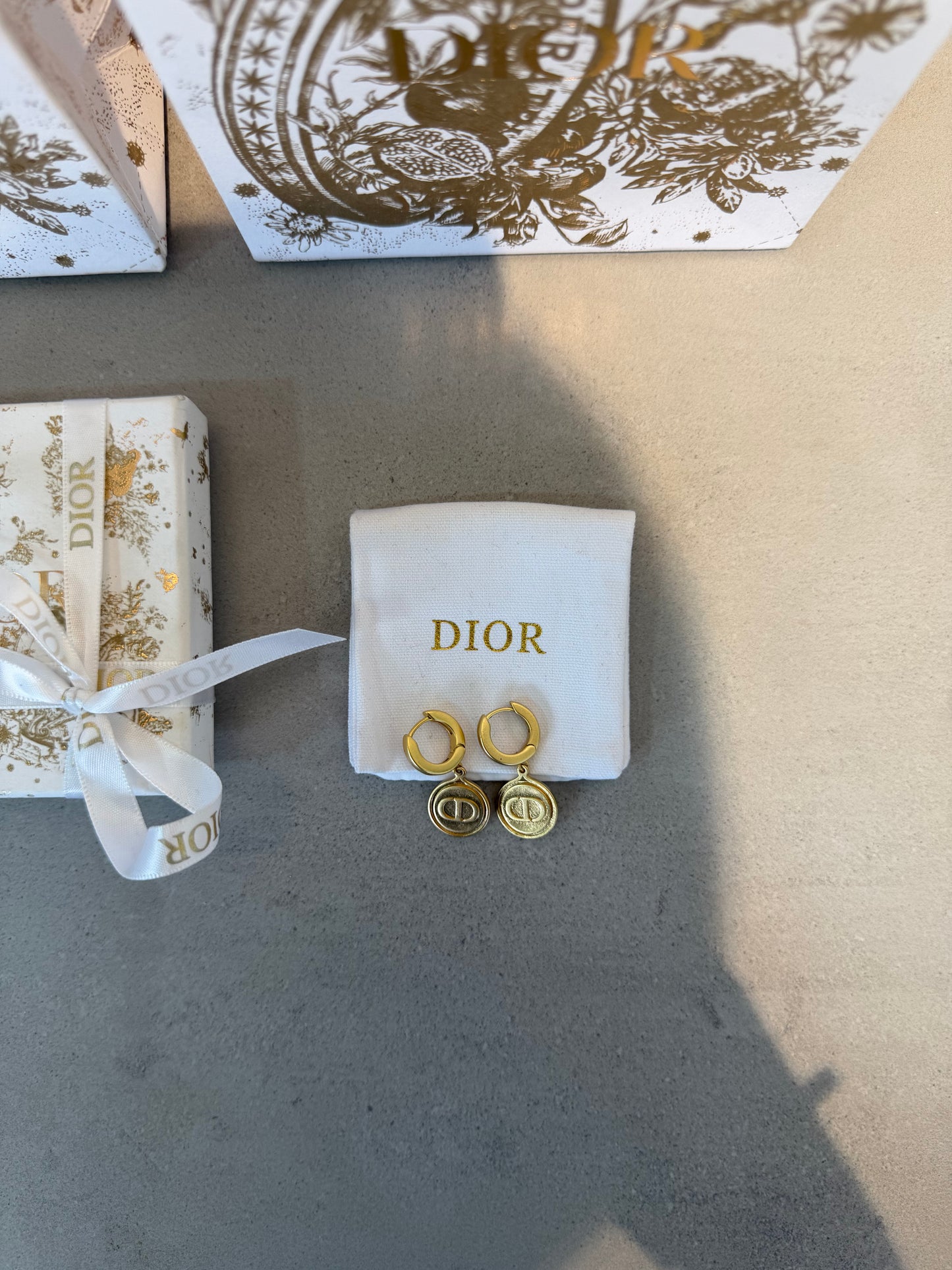 Aretes CD moneda dorada