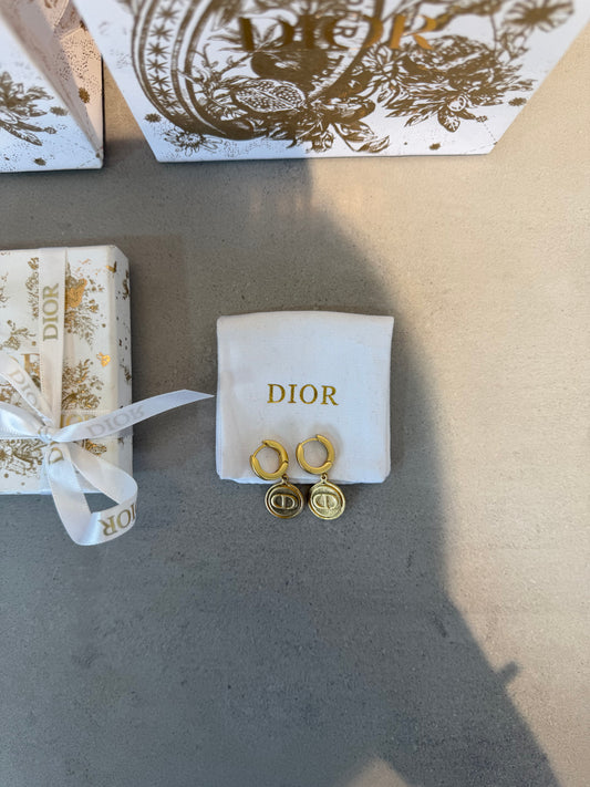 Aretes CD moneda dorada