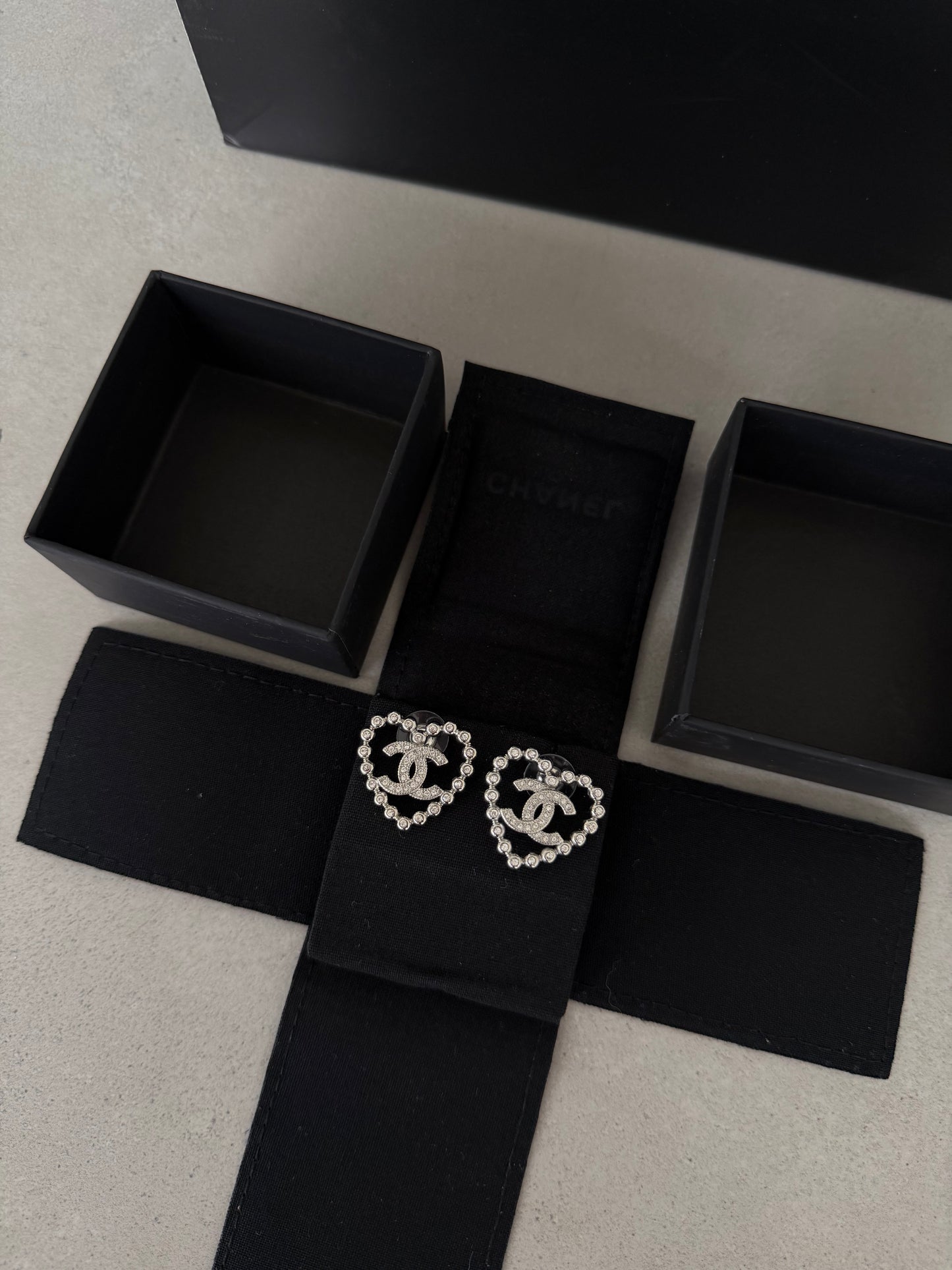 Aretes CC corazón con diamantes