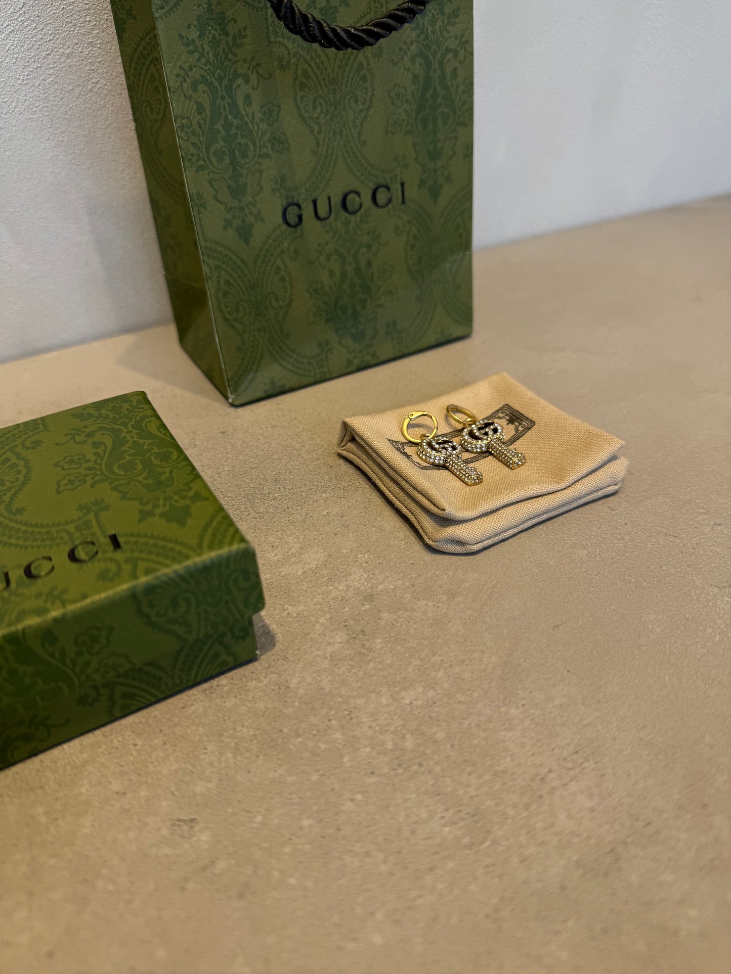 Aretes GG llave con diamantes