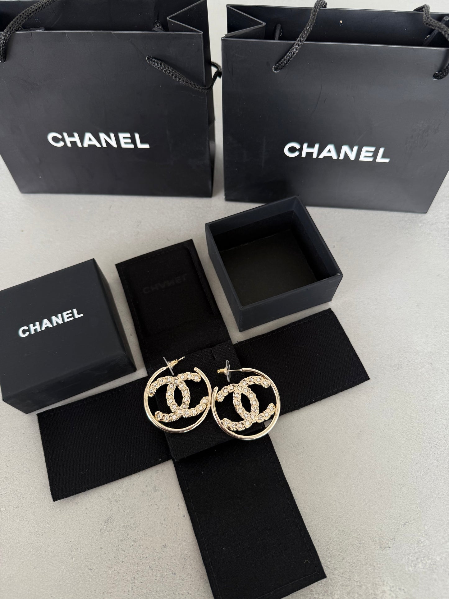 Aretes CC logo circular con incrustaciones brillantes