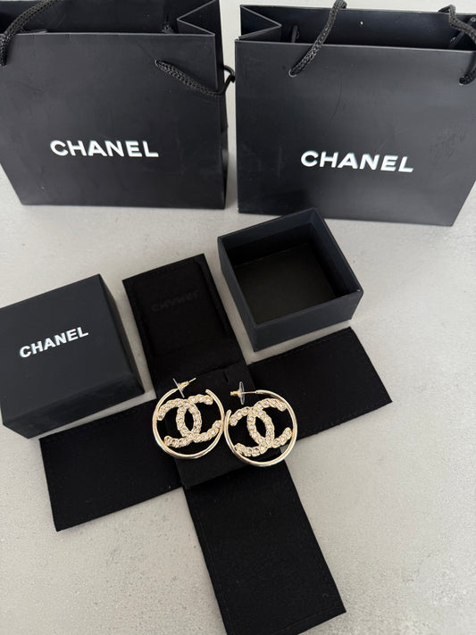 Aretes CC logo circular con incrustaciones brillantes