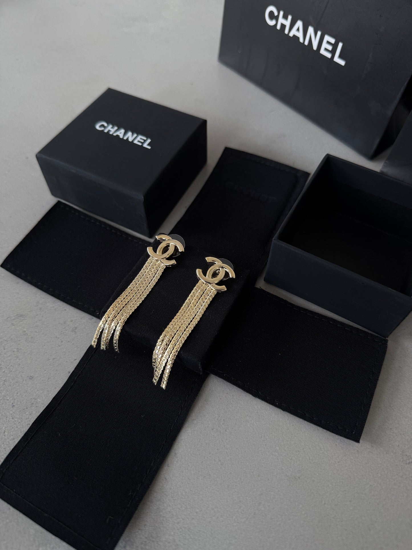 Aretes CC dorados con flecos largos