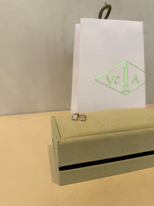 Aretes VCA blanco -rosa pequeño