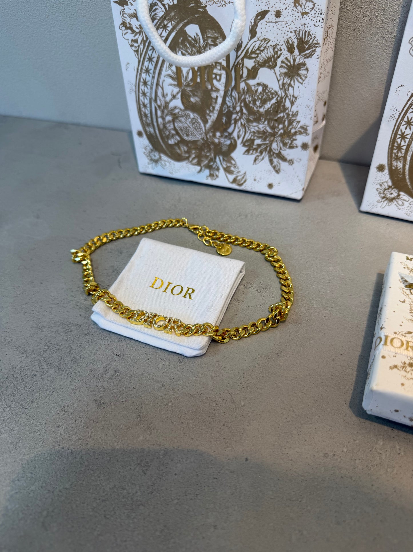 Collar CD logo con diamantes