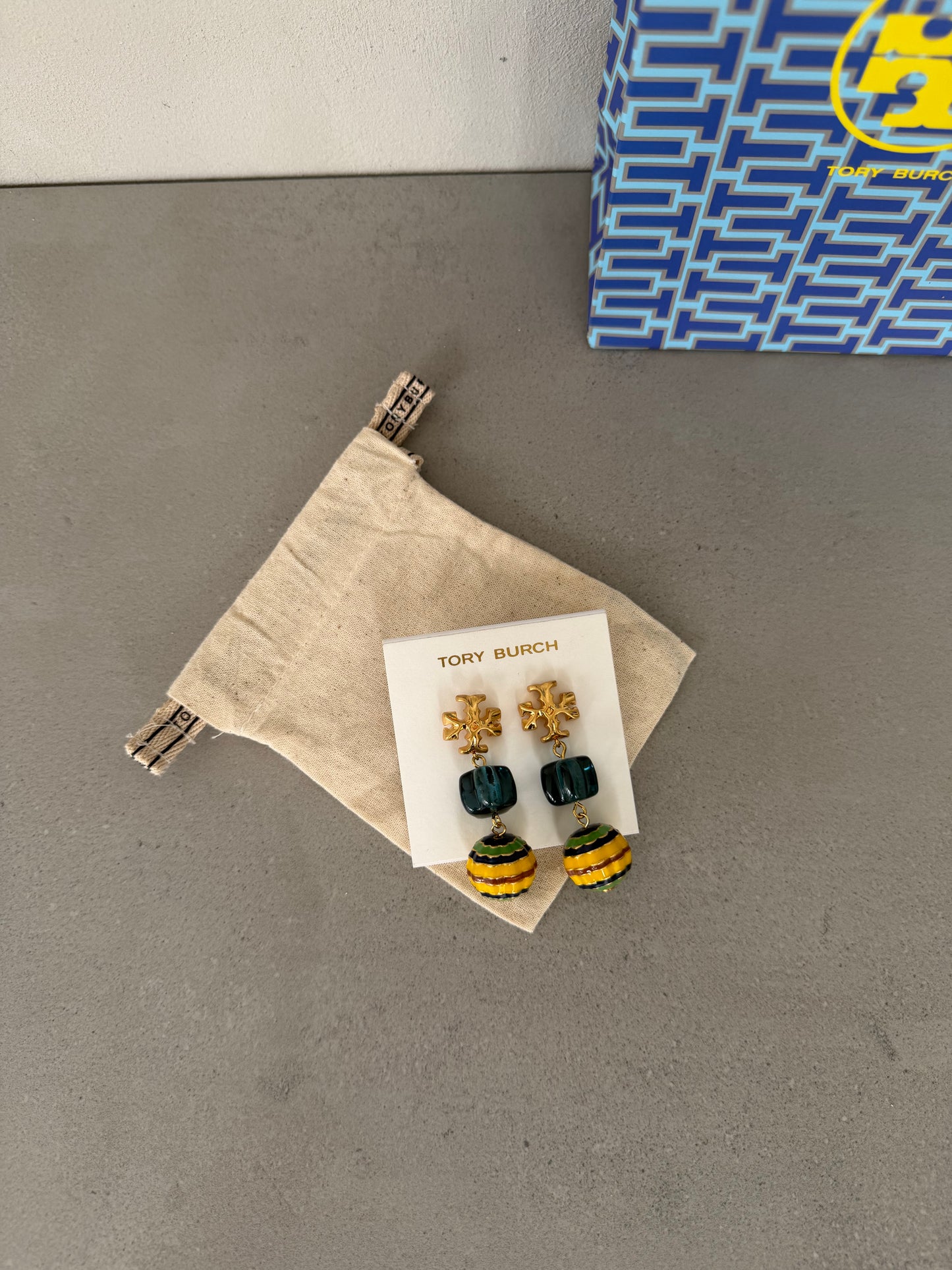 Aretes TB dorados con colgante esférico de colores