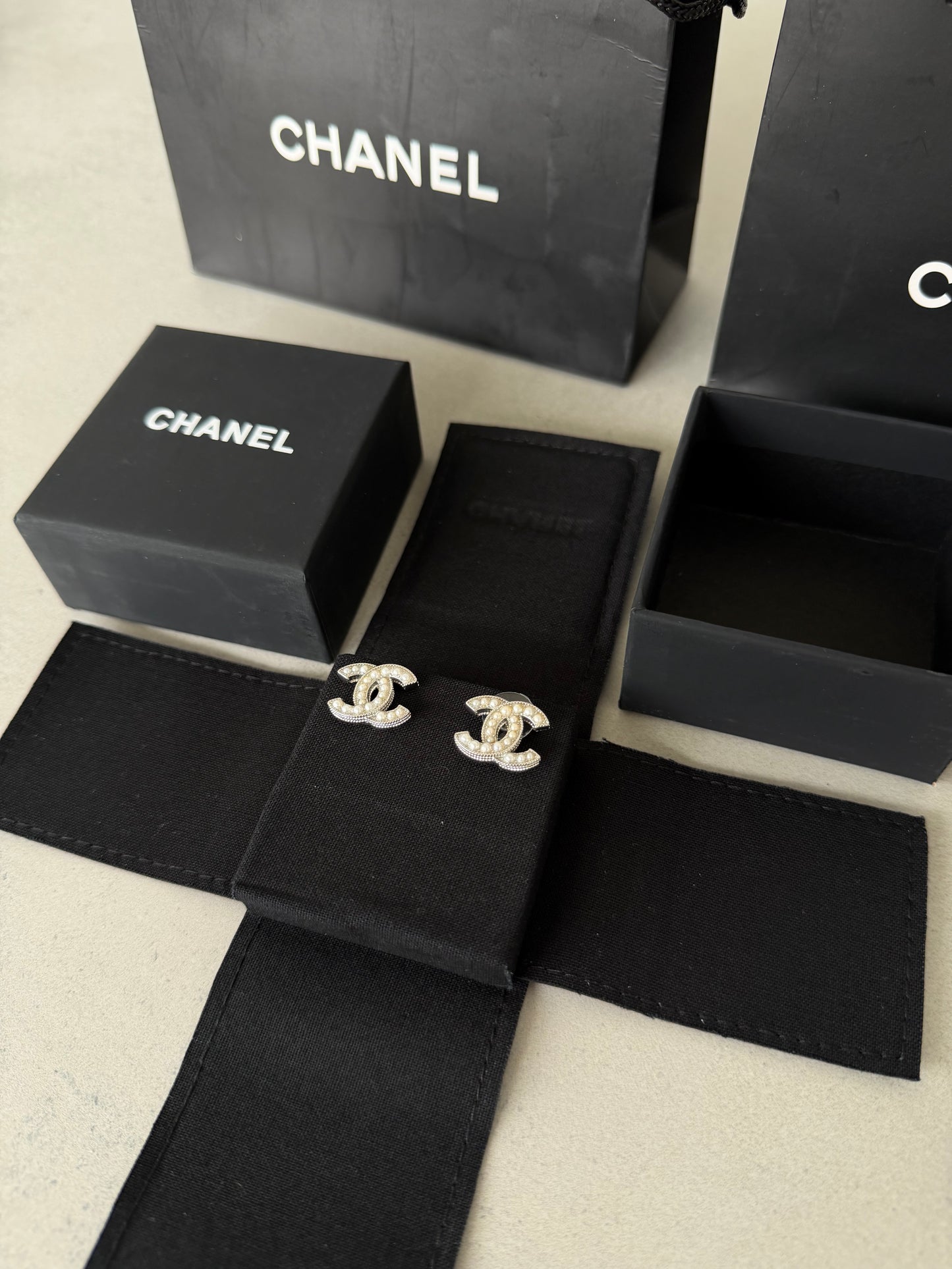 Aretes CC plateado y perlas