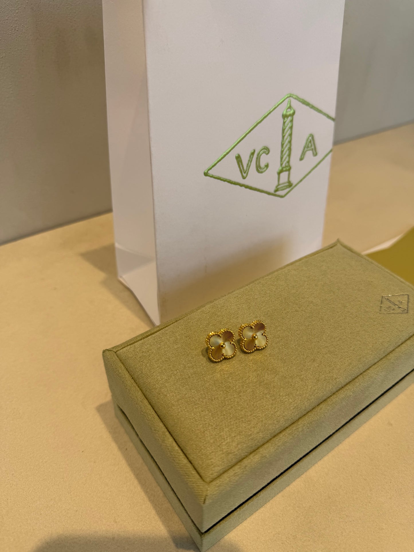 Aretes VCA dorados