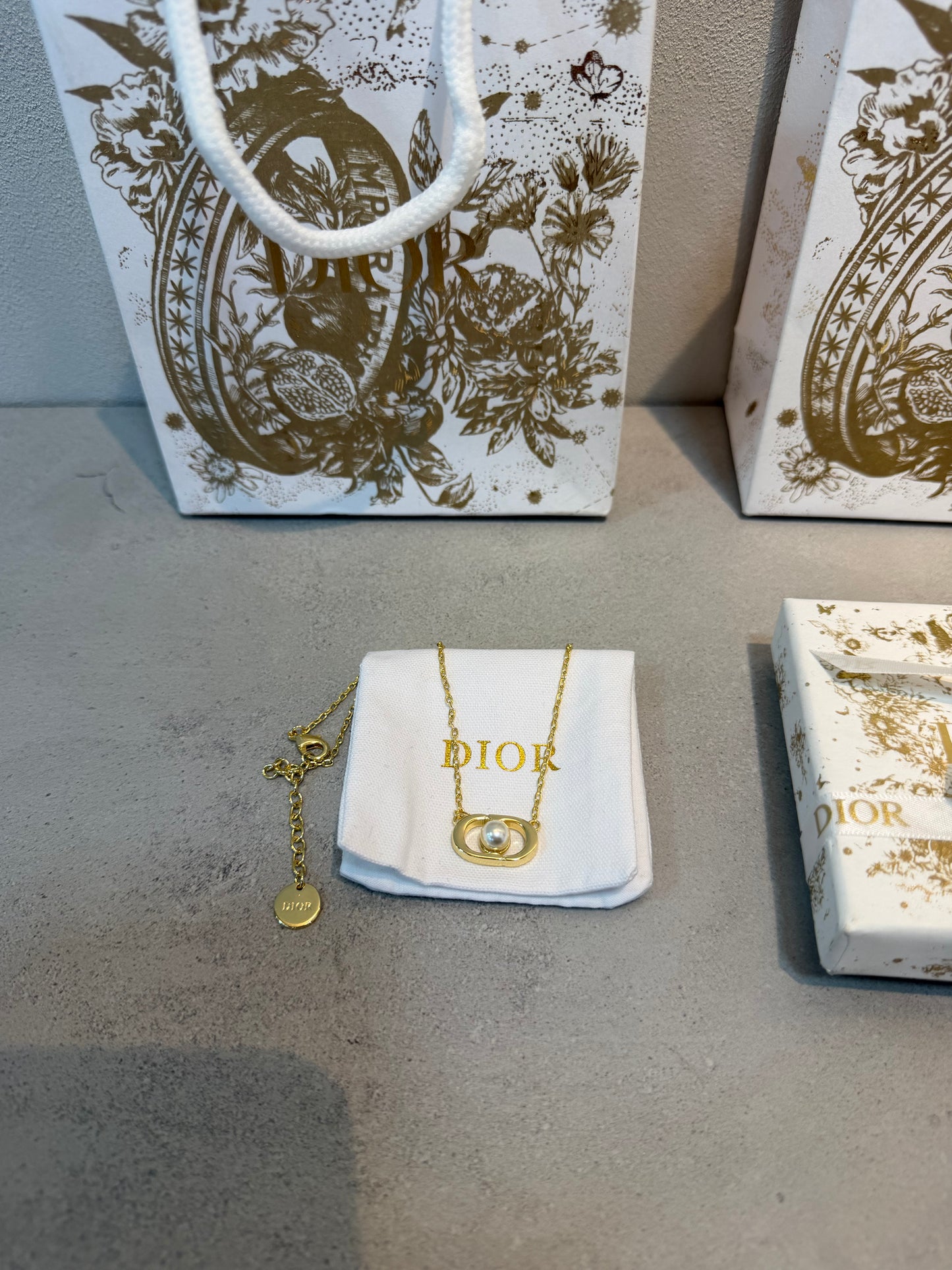 Collar CD logo con perla