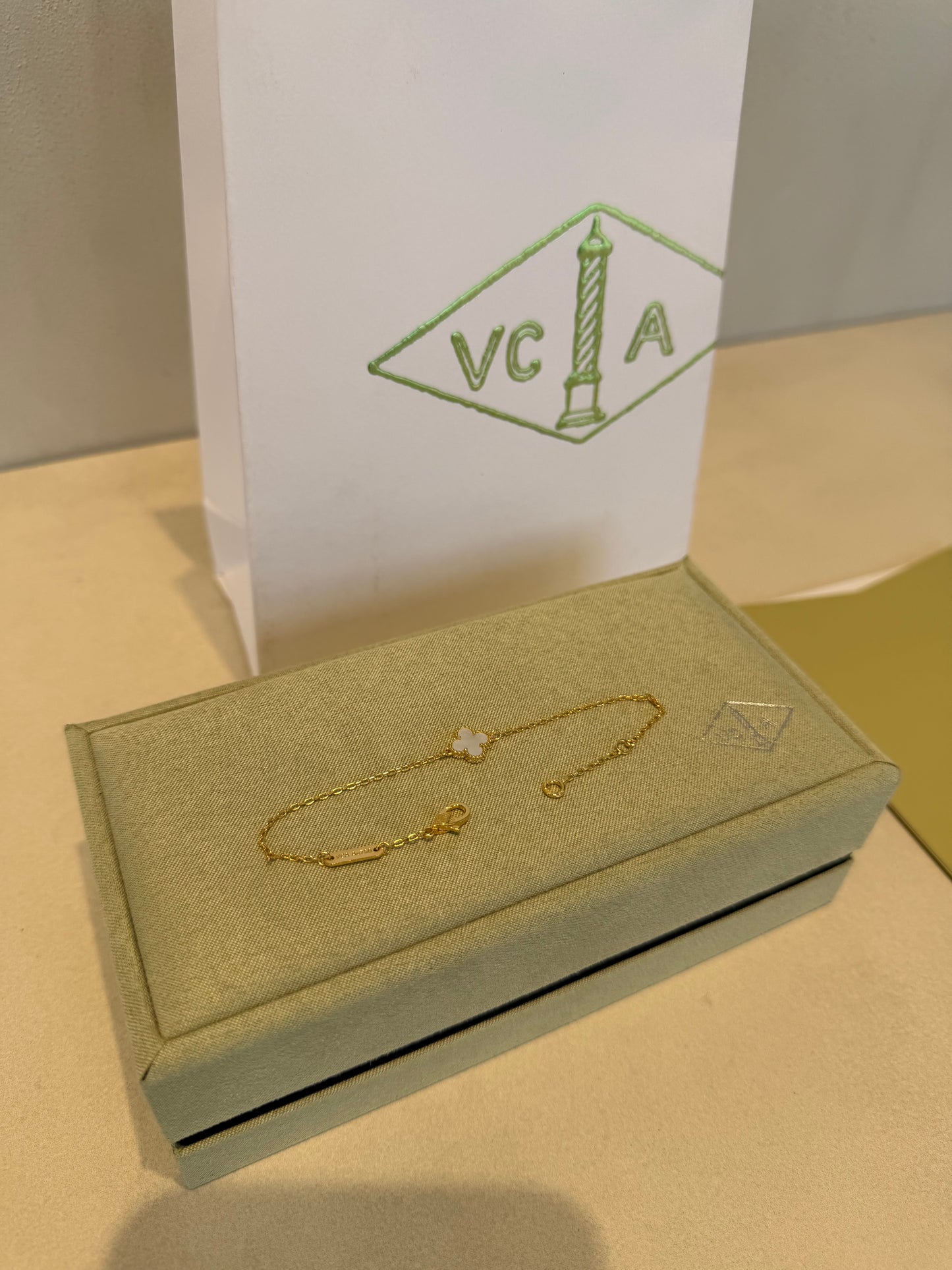 Pulsera VCA blanca