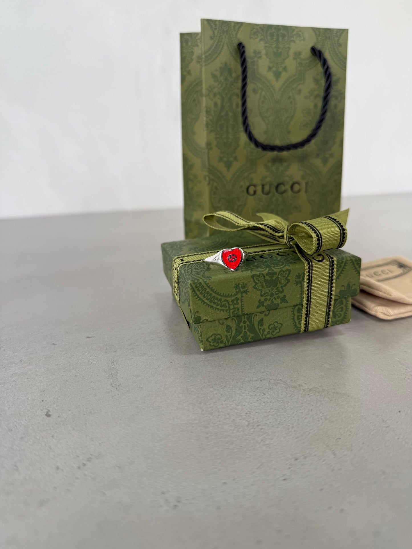 Anillo GG corazón rojo