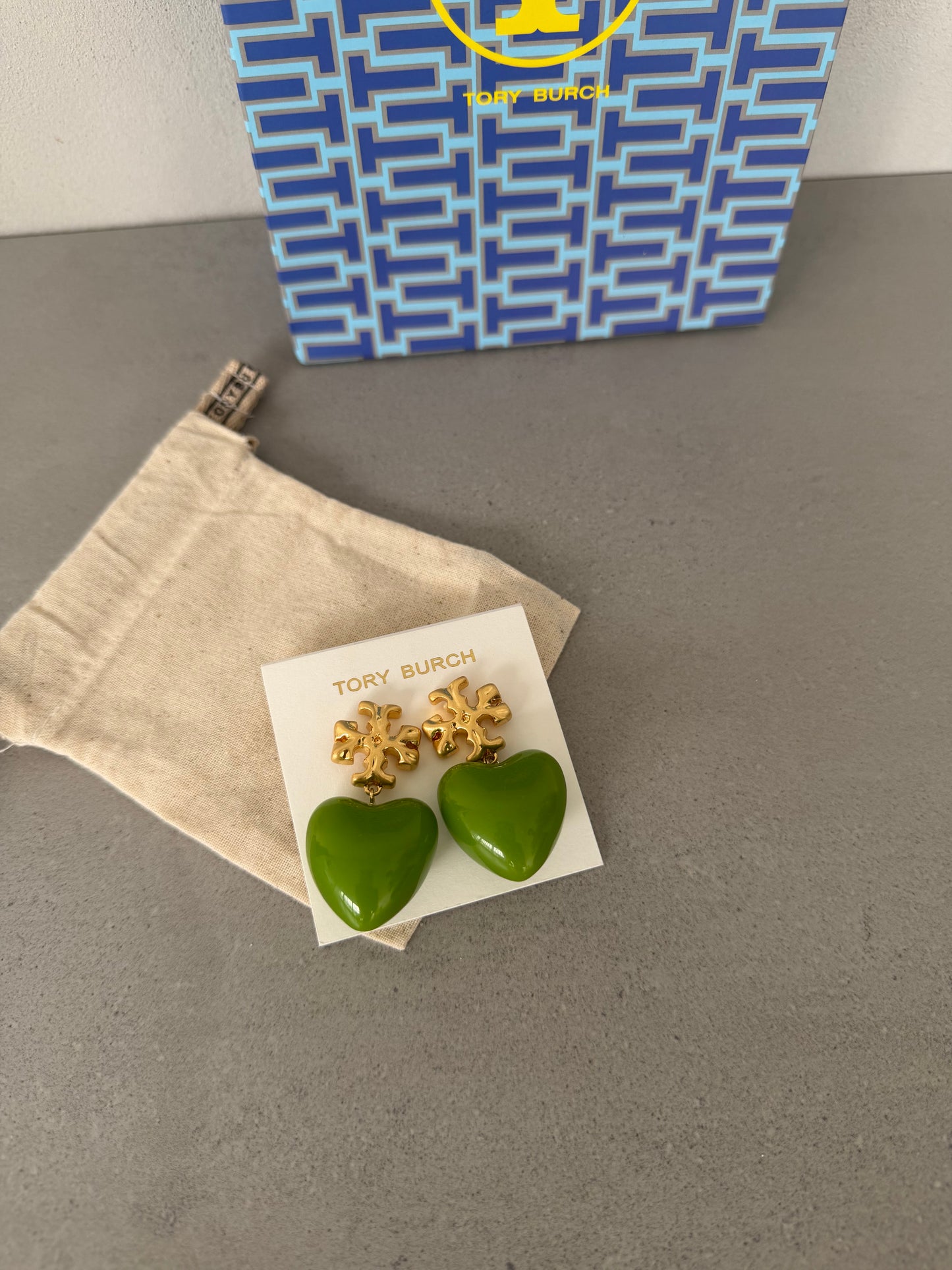 Aretes TB dorados con colgante de corazón verde