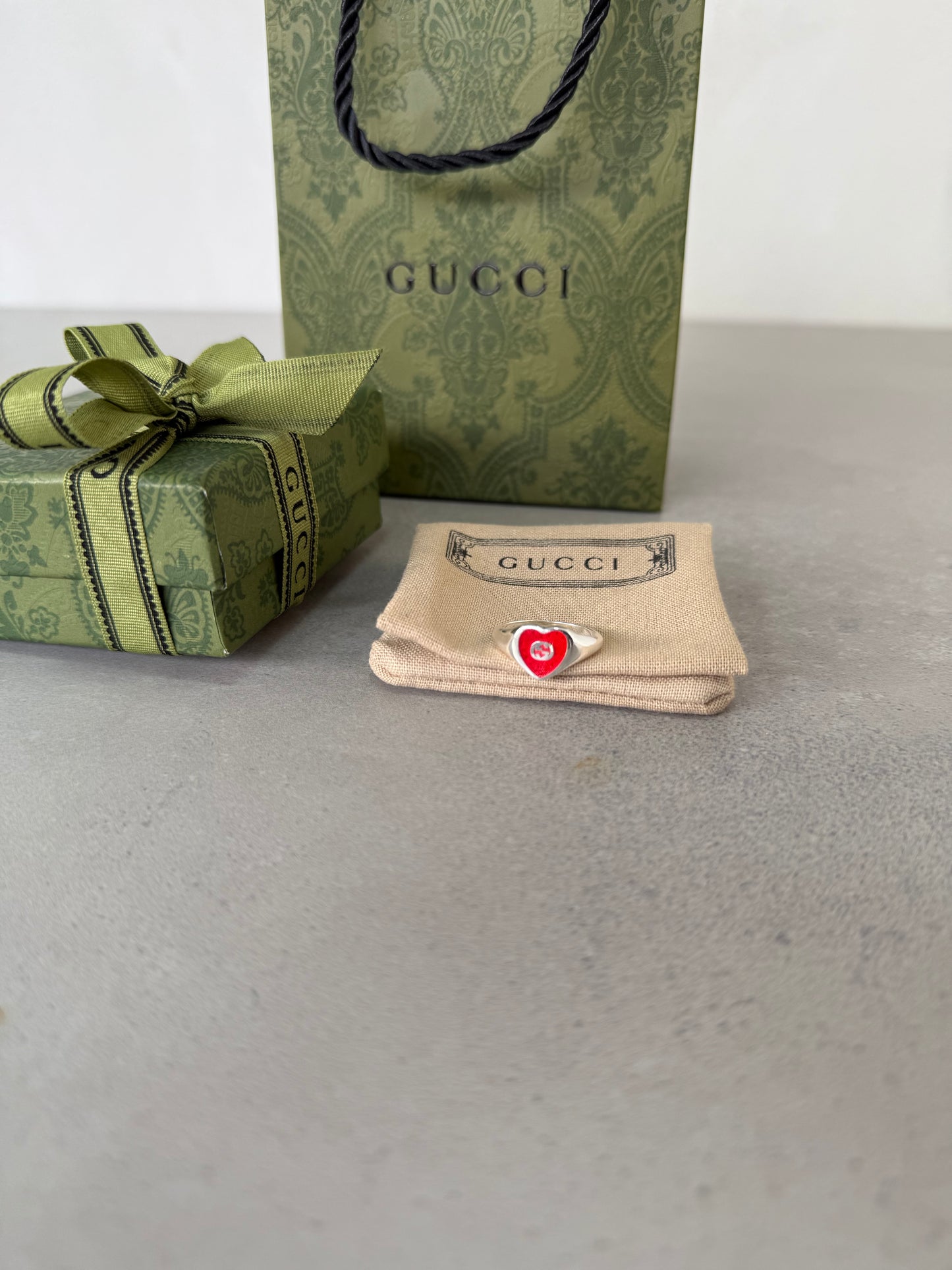 Anillo GG corazón rojo