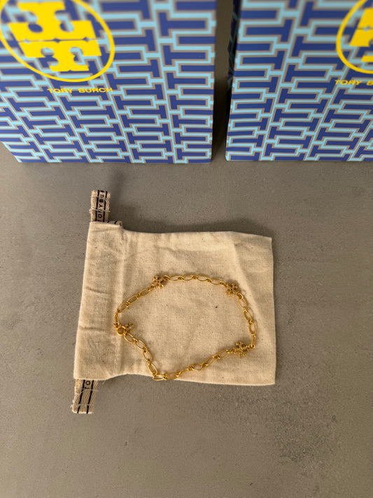 Pulsera TB dorada con eslabones finos y detalles decorativos PRECIO PENDIENTE