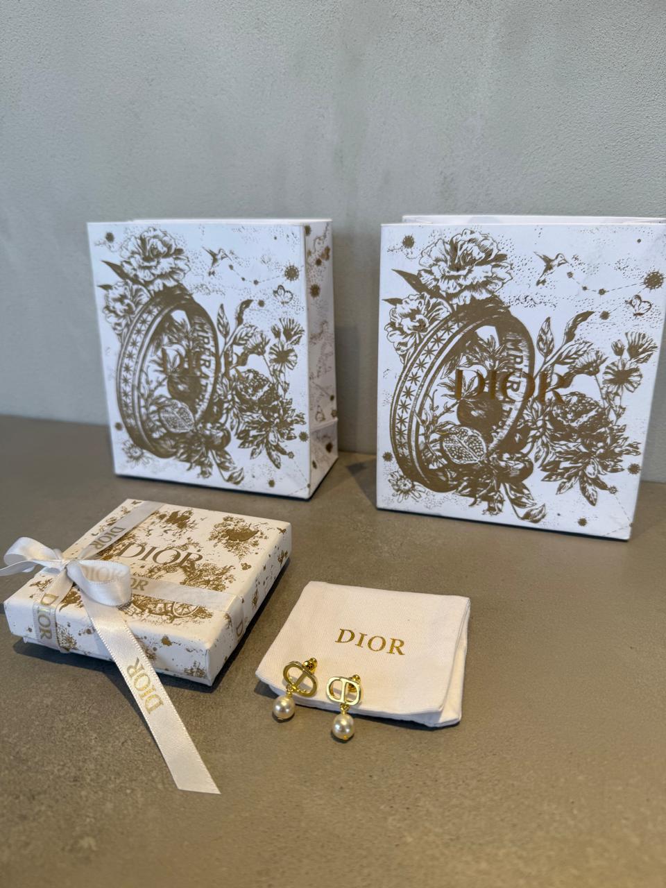 Aretes CD Insignia & Perla – Sofisticación Clásica -5013
