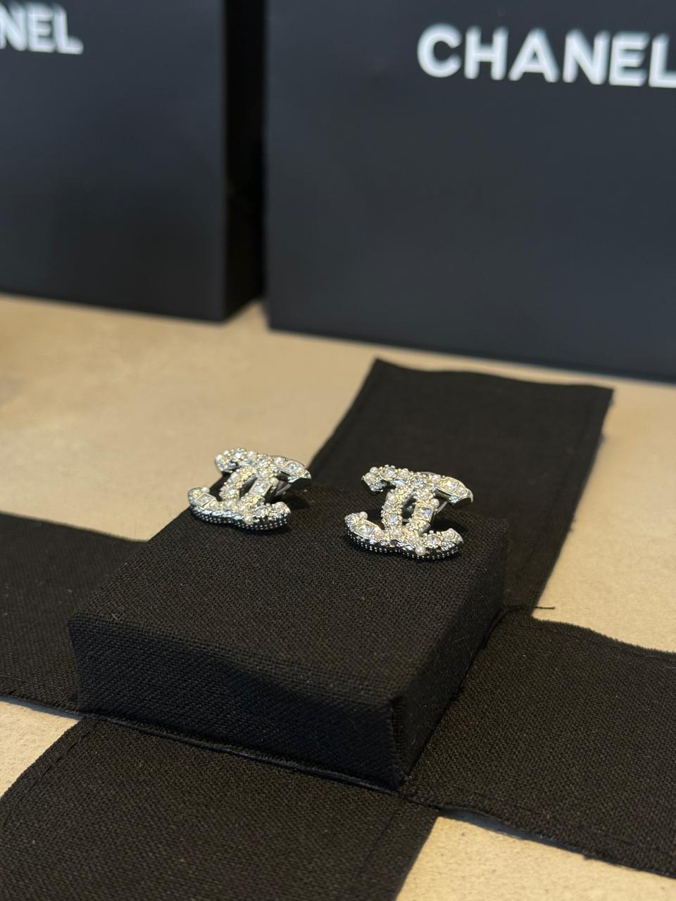 Aretes CC plateados con perla y diamantes 5645