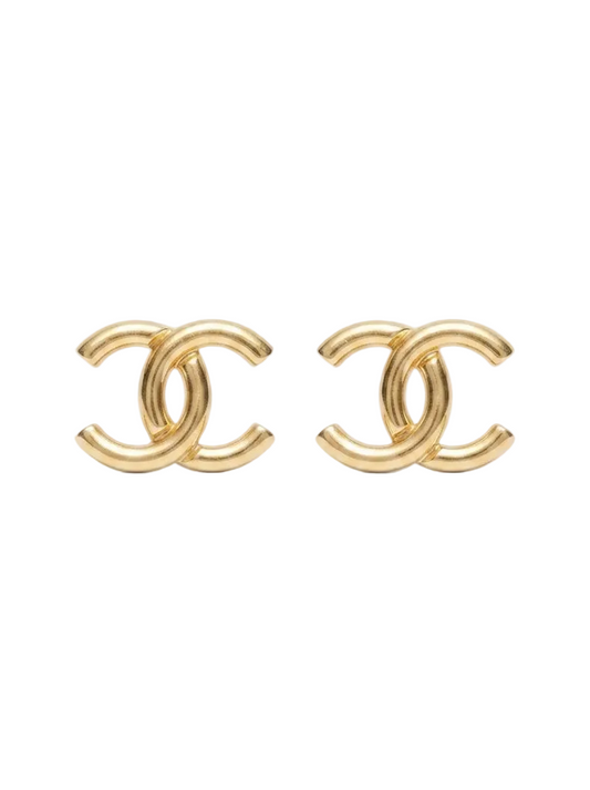 Aretes CC dorados con diseño clásico -5084