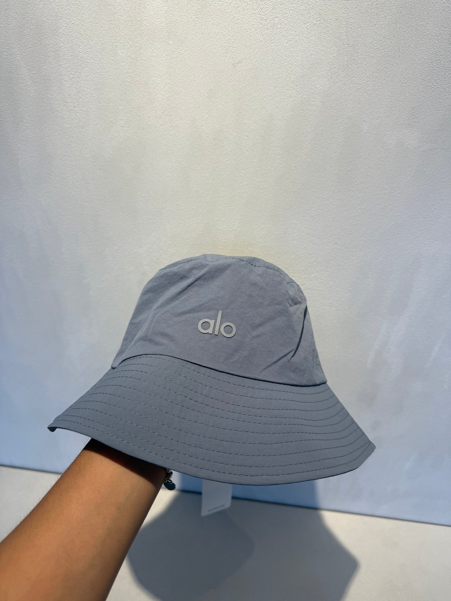 Sombrero gris con letra gris claro