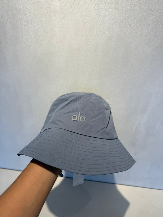 Sombrero gris con letra gris claro