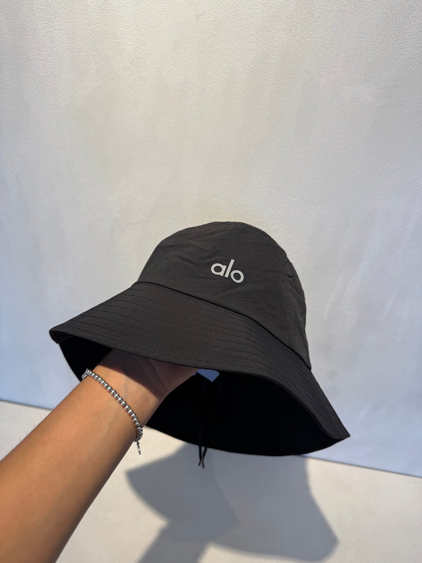 Sombrero Alo negro con letra gris