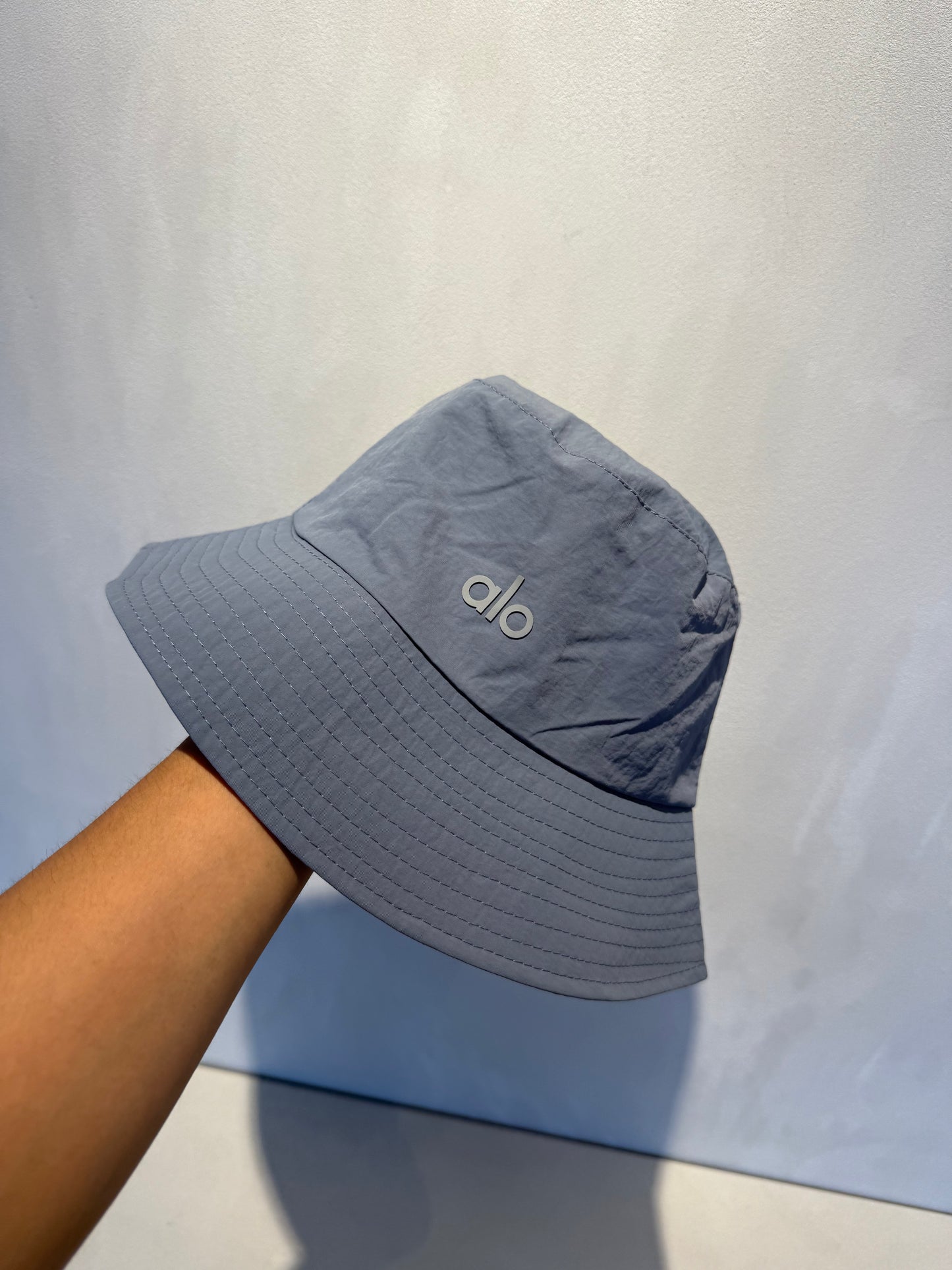 Sombrero gris con letra gris claro