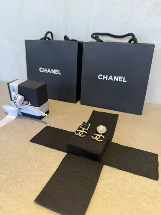 Aretes CC dorados con perla blanca/negra 5646