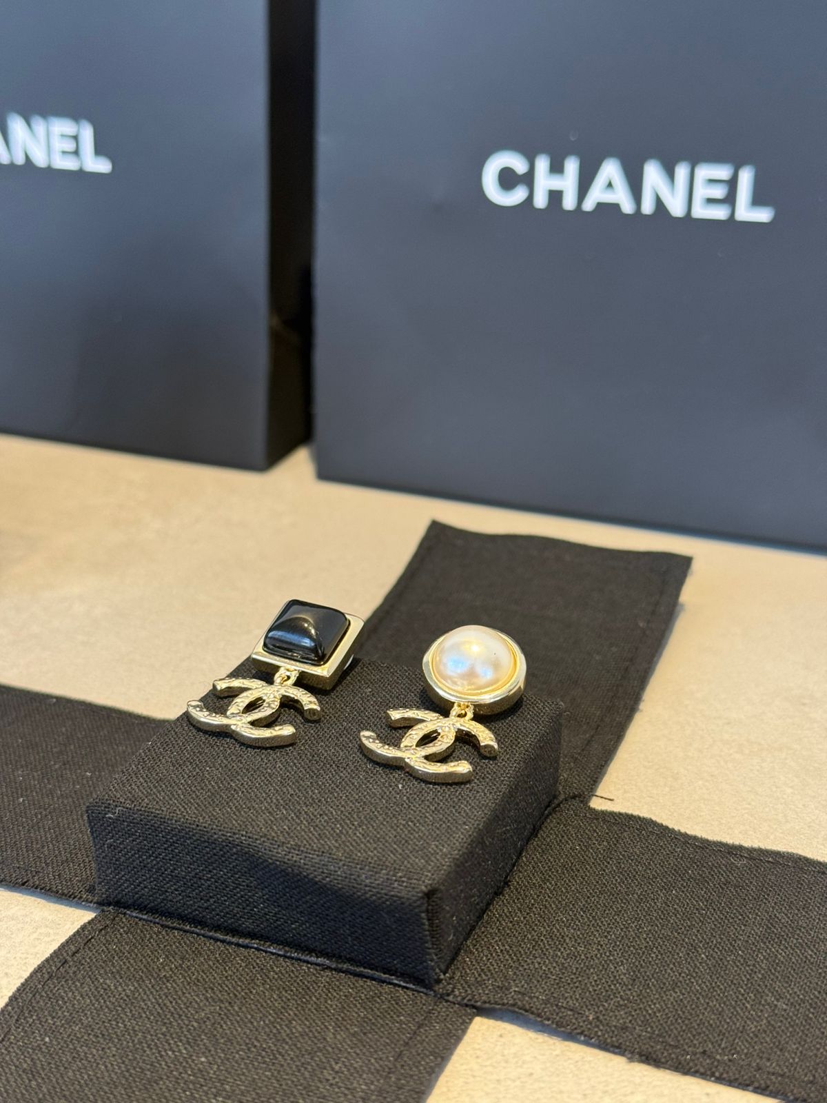 Aretes CC dorados con perla blanca/negra 5646