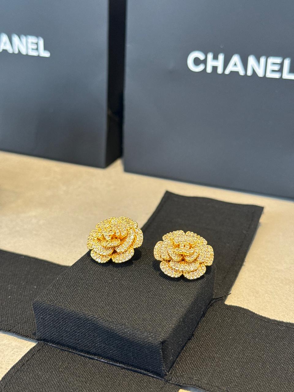 Aretes CC flor y logo - 5585