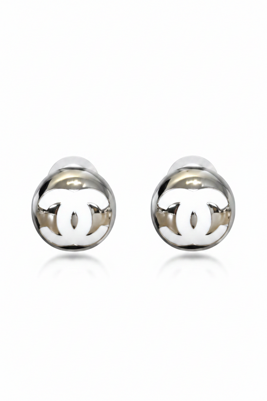 Aretes CC plateados y logo blanco 5640