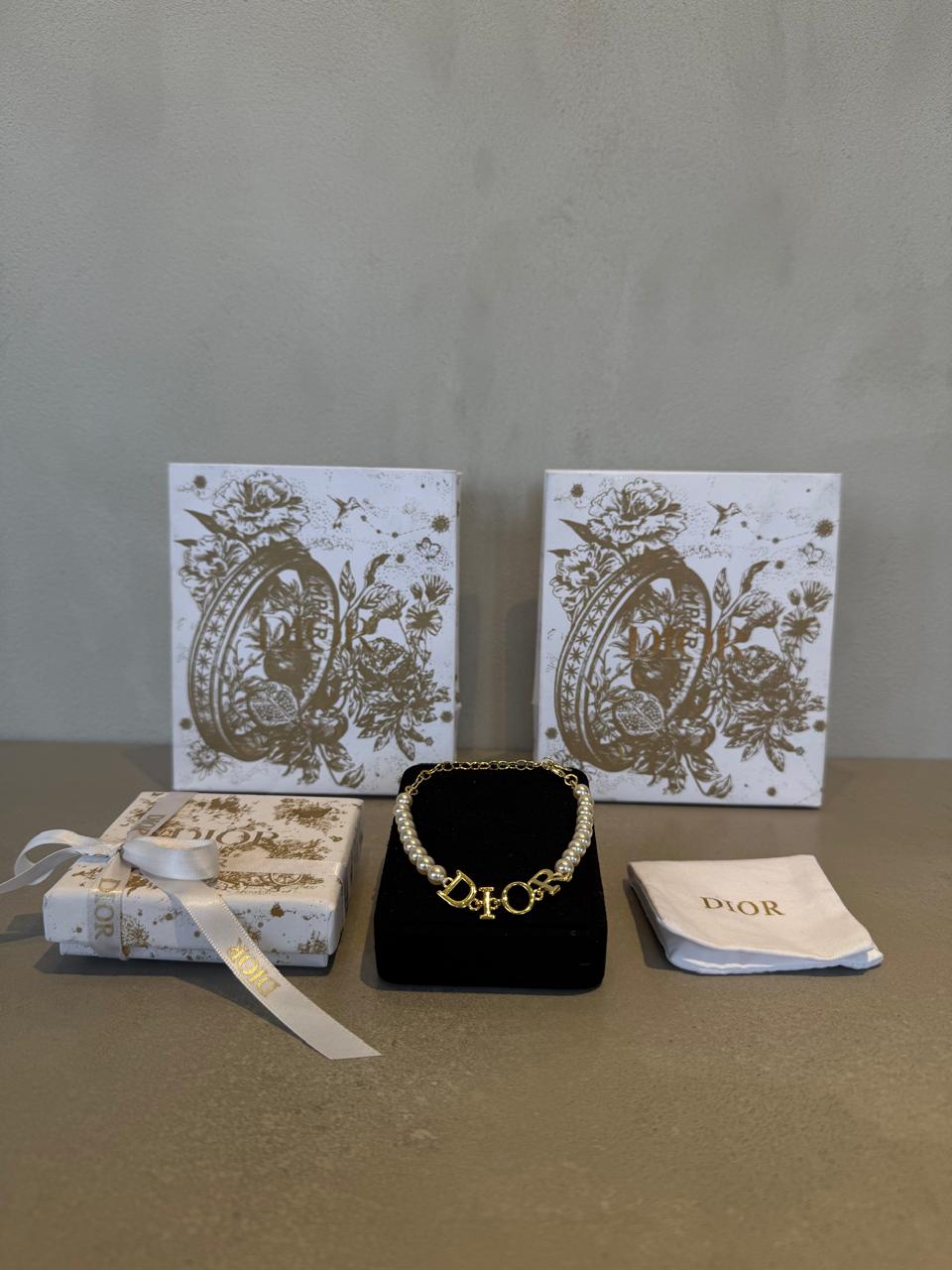 Pulsera CD dorada con perlas 5661