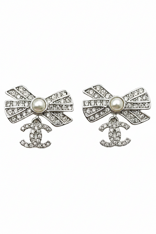 Aretes CC lazo plateado con logo colgante 5644
